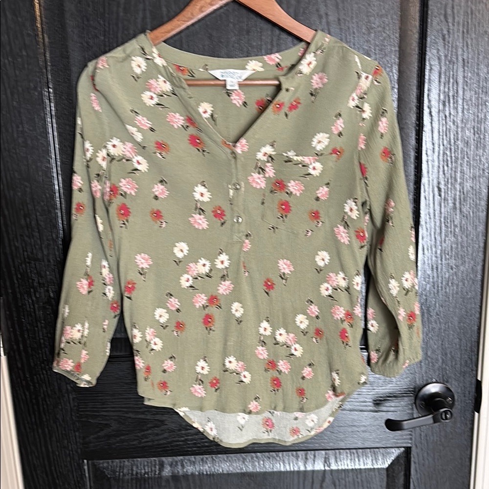 Market & Spruce Green 3/4 Sleeve Buttoned Blouse